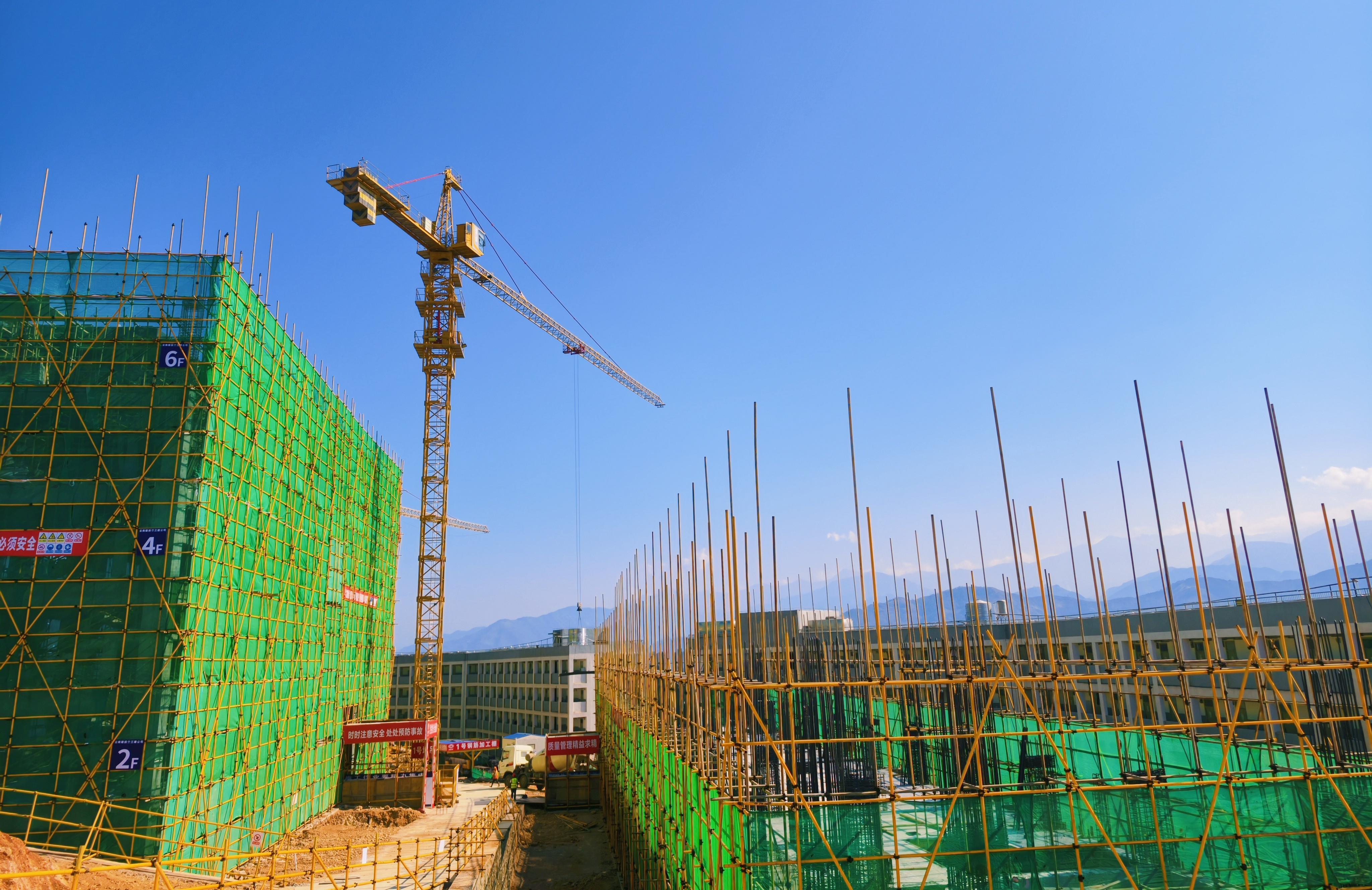 元陽(yáng)縣住建局率隊(duì)到元陽(yáng)二中項(xiàng)目觀(guān)摩交流