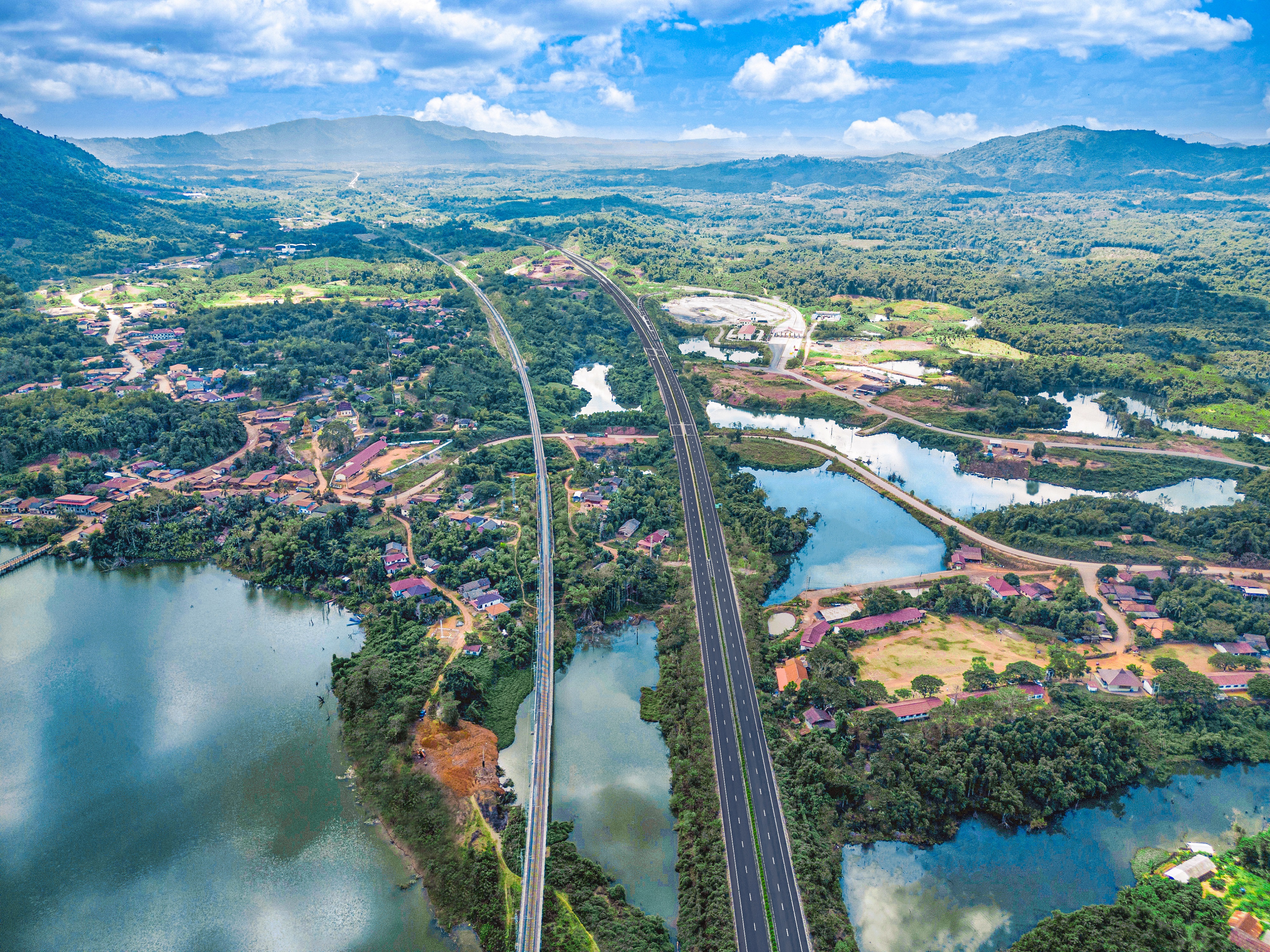 老撾萬(wàn)象至萬(wàn)榮高速公路